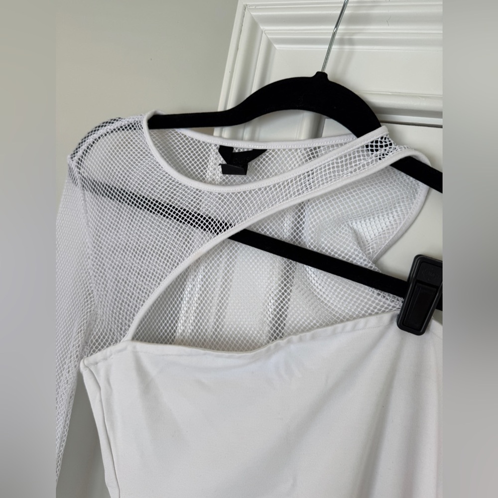 h:ours White Asymmetrical Mesh Sleeve Bodysuit - Picture 5 of 10